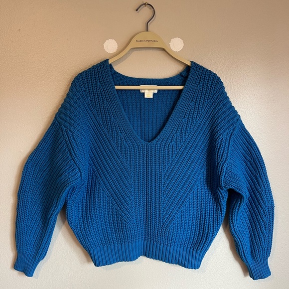 Worn once! Comfy and cute cropped Maeve sweater from Anthropologie. - Picture 2 of 3
